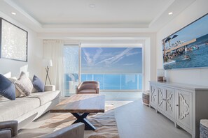 公寓式客房, 多张床, 阳台, 海洋景观 (Encantame Towers Velero 1604) | 起居区 | 42-英寸纯平电视(配备数码频道)