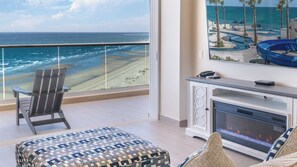 Apartment, Mehrere Betten, Balkon, Meerblick (Encantame Towers Viento 1404) | Wohnbereich | 42-Zoll-Flachbildfernseher mit Digitalempfang