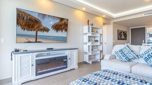 Condo, varias camas, balcón, vista al océano (Encantame Towers Viento 1404) | Área de sala de estar | Televisión de pantalla plana de 42 pulgadas con canales digitales 