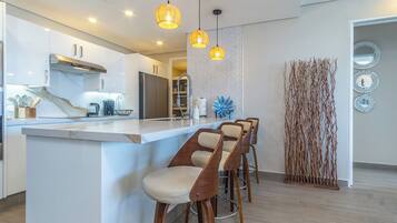 Condo, varias camas, balcón, vista al océano (Encantame Towers Viento 1404) | Cocina privada | Comedor