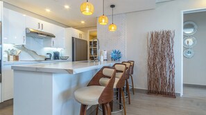 Condo, varias camas, balcón, vista al océano (Encantame Towers Viento 1404) | Cocina privada | Comedor 