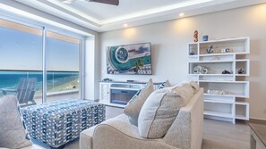 Condo, varias camas, balcón, vista al océano (Encantame Towers Viento 1404) | Área de sala de estar | Televisión de pantalla plana de 42 pulgadas con canales digitales 