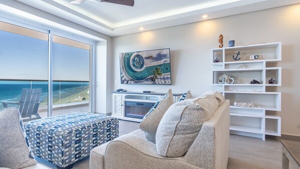 คอนโด, หลายเตียง, ระเบียง, วิวทะเล (Encantame Towers Viento 1404) | บริเวณนั่งเล่น | ทีวีจอแบน 42 นิ้ว พร้อมช่องดิจิตอล