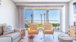 Condo, varias camas, balcón, vista al océano (Encantame Towers Viento 104) | Área de sala de estar | Televisión de pantalla plana de 42 pulgadas con canales digitales 