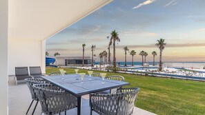 Apartamento, varias camas, balcón, vistas al mar (Encantame Towers Viento 104) | Restaurante al aire libre