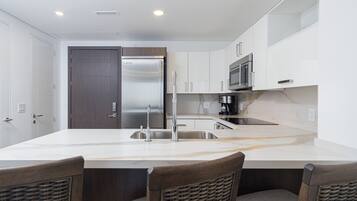 Kondominium, 1 Tempat Tidur King dengan tempat tidur Sofa, balkon (Encantame Towers Velero 403) | Dapur pribadi | Meja makan