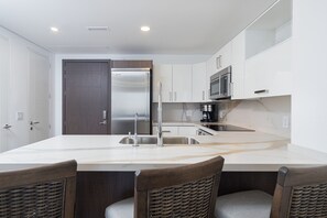 Condo, 1 très grand lit et 1 canapé-lit, balcon, vue sur l’océan (Encantame Towers Velero 403) | Cuisine privée | Table de salle à manger