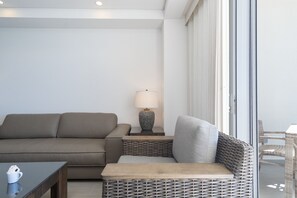 Apartment, 1 King-Bett und Schlafsofa, Balkon, Meerblick (Encantame Towers Velero 403) | Wohnbereich