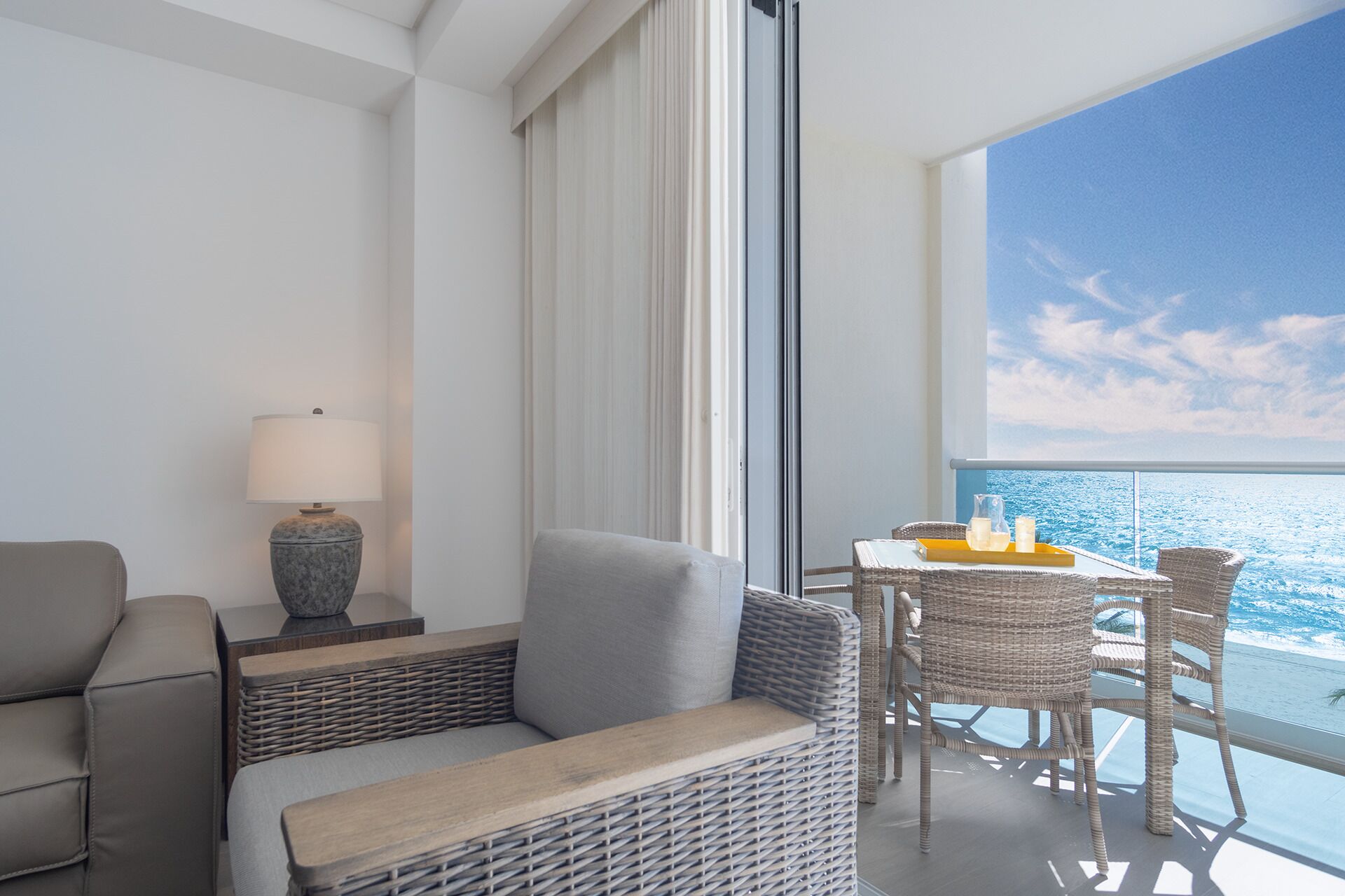 Condo, 1 cama King size y sofá cama, balcón, vista al océano (Encantame Towers Velero 403) | Área de sala de estar | Televisión de pantalla plana de 42 pulgadas con canales digitales 