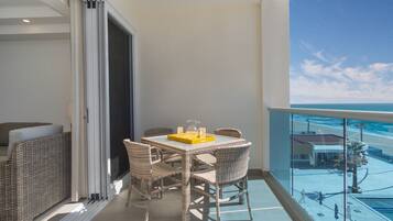 Huoneisto, 1 suuri parisänky ja vuodesohva, parveke, valtamerinäköala (Encantame Towers Velero 403) | Ulkoruokailutilat