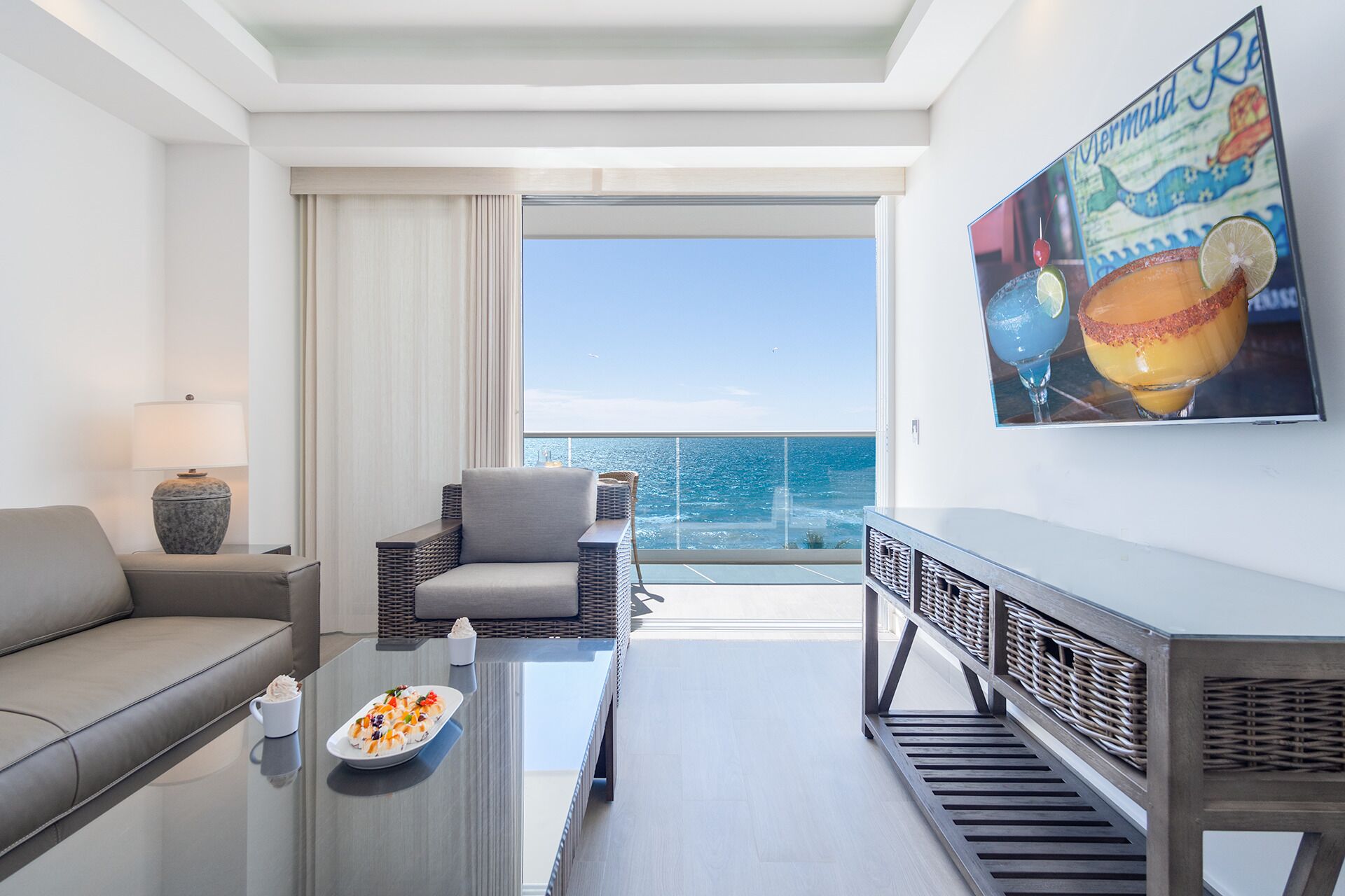 Condo, 1 cama King size y sofá cama, balcón, vista al océano (Encantame Towers Velero 403) | Área de sala de estar | Televisión de pantalla plana de 42 pulgadas con canales digitales 