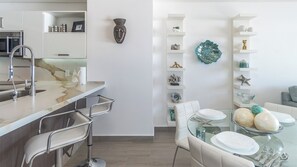 Condo, 1 cama Queen e sofá-cama, sacada, vista para o oceano (Encantame Towers Viento 1703) | Cozinha privada | Mesas de jantar