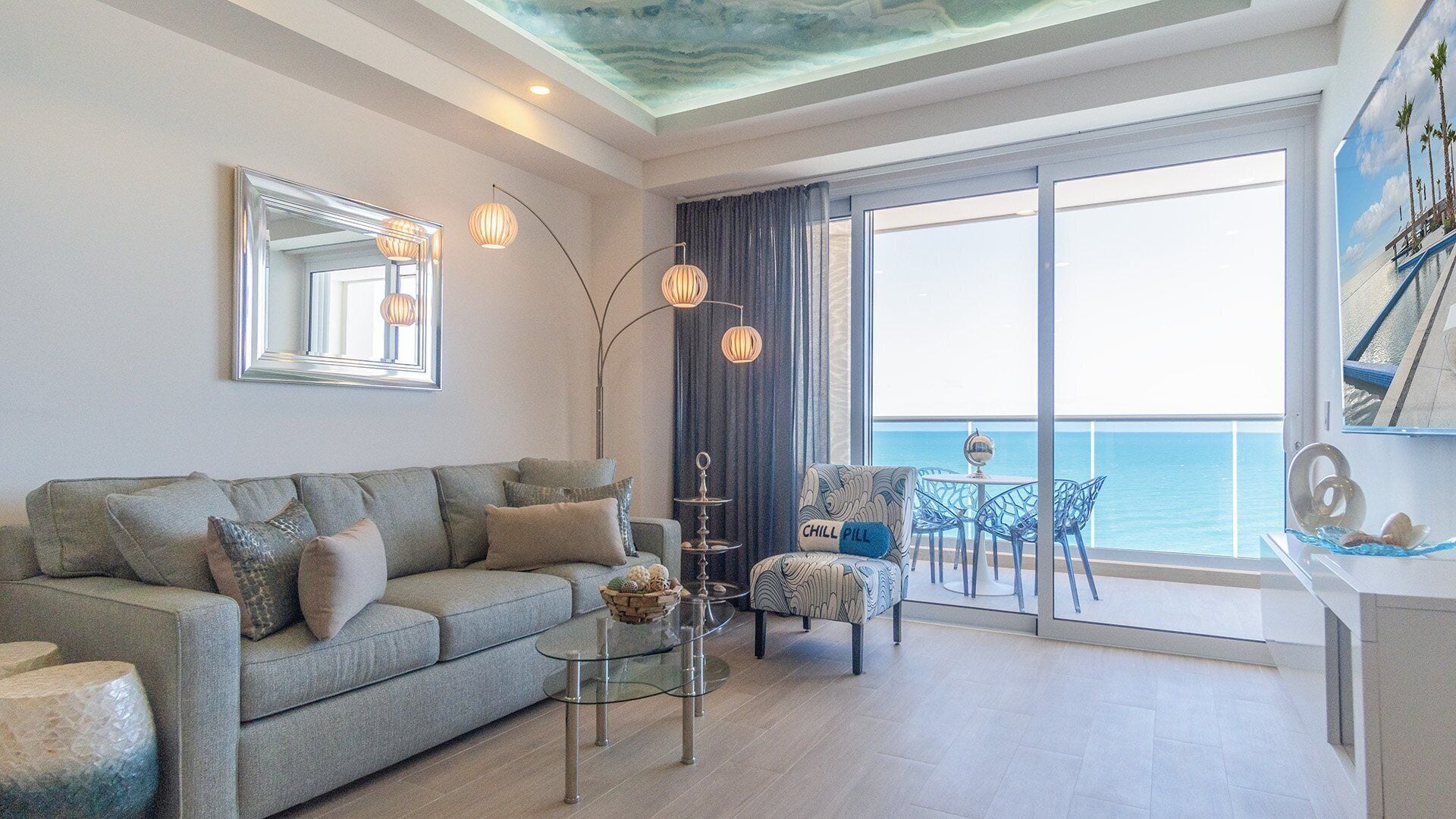 公寓式客房, 1 张大床和 1 张沙发床, 阳台, 海洋景观 (Encantame Towers Viento 1703) | 起居区 | 42-英寸纯平电视（配备数码频道）