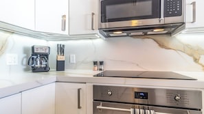 Appart'hôtel, 1 grand lit et 1 canapé-lit, balcon, vue océan (Encantame Towers Viento 1703) | Cuisine privée | Tables à manger