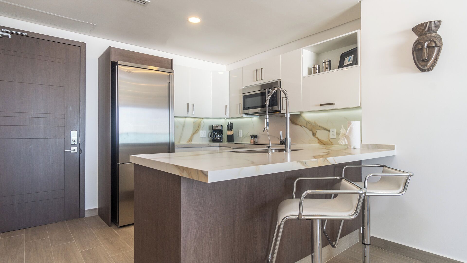 Condo, 1 cama Queen size y sofá cama, balcón, vista al océano (Encantame Towers Viento 1703) | Cocina privada | Comedor 