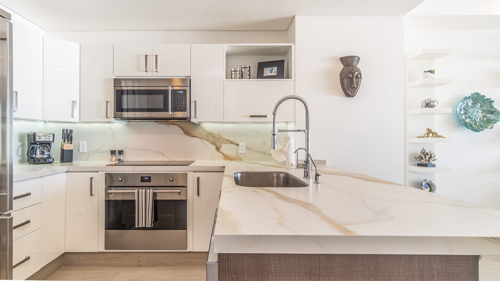 Condo, 1 cama Queen size y sofá cama, balcón, vista al océano (Encantame Towers Viento 1703) | Cocina privada | Comedor 