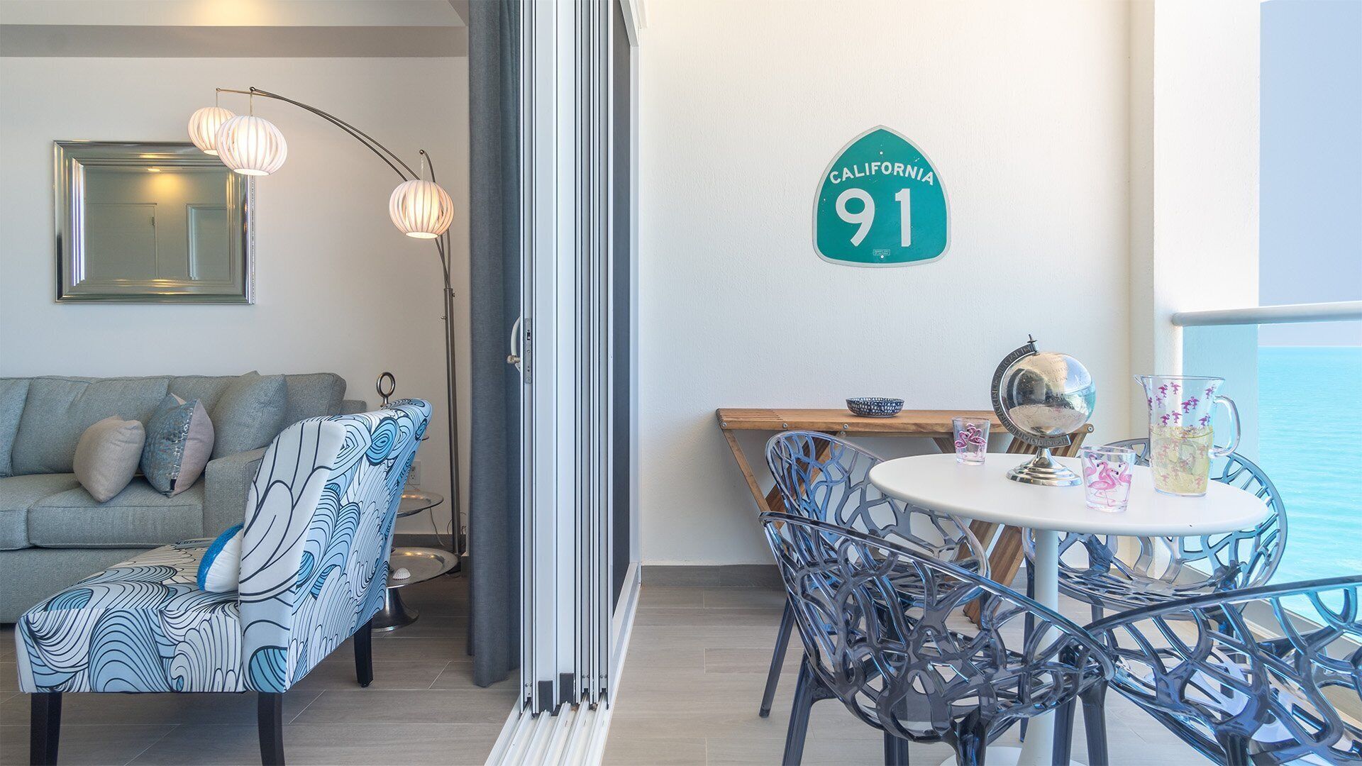 콘도, 퀸사이즈침대 1개 및 소파베드, 발코니, 바다 전망 (Encantame Towers Viento 1703) | 거실 공간 | 디지털 채널 시청이 가능한 42인치 평면 TV