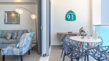 Appartement, 1 queensize bed met slaapbank, balkon (Encantame Towers Viento 1703) | Woonruimte | Een 42-inch flatscreentelevisie met digitale zenders