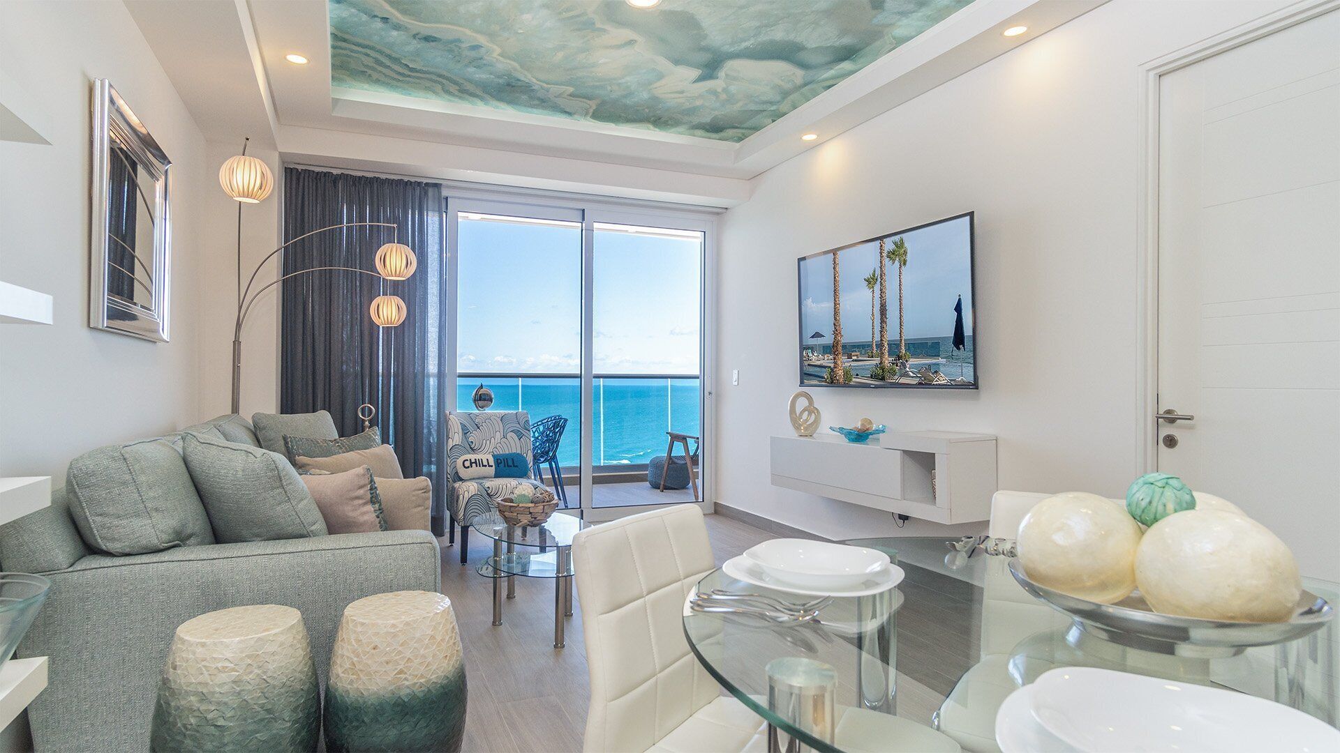 Condo, 1 cama Queen size y sofá cama, balcón, vista al océano (Encantame Towers Viento 1703) | Área de sala de estar | Televisión de pantalla plana de 42 pulgadas con canales digitales 