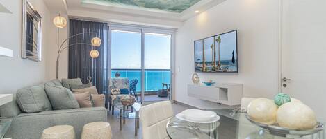 Condo, 1 cama Queen size y sofá cama, balcón, vista al océano (Encantame Towers Viento 1703) | Área de sala de estar | Televisión de pantalla plana de 42 pulgadas con canales digitales