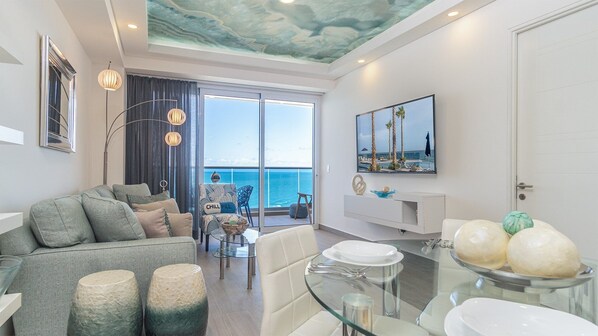 Leilighet, 1 queensize-seng med sovesofa, balkong, havutsikt (Encantame Towers Viento 1703) | Oppholdsområde | En 42-tommers Flatskjerm-TV med digitale kanaler