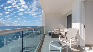 Condo, varias camas, balcón, vista al océano (Encantame Towers Velero 1102) | Vista desde la habitación