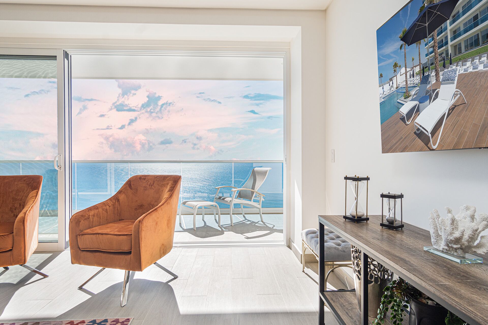 Condo, varias camas, balcón, vista al océano (Encantame Towers Velero 1102) | Área de sala de estar | Televisión de pantalla plana de 42 pulgadas con canales digitales 