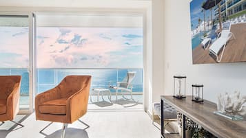 Condo, nhiều giường, ban công, quang cảnh biển (Encantame Towers Velero 1102) | Khu phòng khách | TV màn hình phẳng 42-inch có truyền hình kỹ thuật số