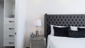 Condo, nhiều giường, ban công, quang cảnh biển (Encantame Towers Velero 1102) | 2 phòng ngủ, trang trí khác biệt