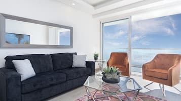 Condo, varias camas, balcón, vista al océano (Encantame Towers Velero 1102) | Área de sala de estar | Televisión de pantalla plana de 42 pulgadas con canales digitales