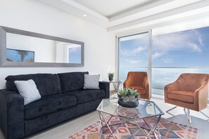 Condo, varias camas, balcón, vista al océano (Encantame Towers Velero 1102) | Área de sala de estar | Televisión de pantalla plana de 42 pulgadas con canales digitales