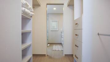 Condo, varias camas, balcón, vista al océano (Encantame Towers Verano 2002) | Interior