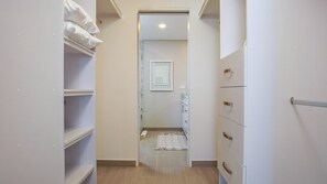 Condo, varias camas, balcón, vista al océano (Encantame Towers Verano 2002) | Interior