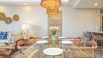 Condo, varias camas, balcón, vista al océano (Encantame Towers Verano 2002) | Interior