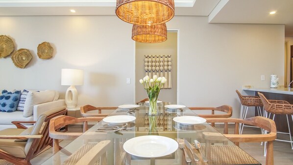 Condo, varias camas, balcón, vista al océano (Encantame Towers Verano 2002) | Interior