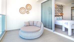 Condo, varias camas, balcón, vista al océano (Encantame Towers Verano 2002) | 2 habitaciones, decoración personalizada y muebles diferentes 