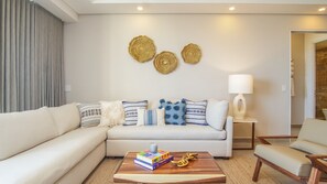 Condo, varias camas, balcón, vista al océano (Encantame Towers Verano 2002) | Área de sala de estar | Televisión de pantalla plana de 42 pulgadas con canales digitales 