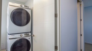 Kondominium, Beberapa Tempat Tidur, balkon, pemandangan samudra (Encantame Towers Verano 2205) | Laundry