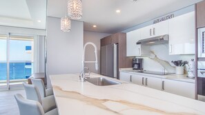 Kondominium, Beberapa Tempat Tidur, balkon, pemandangan samudra (Encantame Towers Verano 2205) | Dapur pribadi | Meja makan