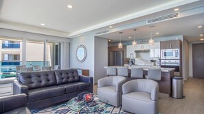 Condo, varias camas, balcón, vista al océano (Encantame Towers Verano 2205) | Interior