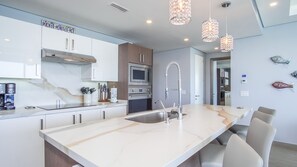 Kondominium, Beberapa Tempat Tidur, balkon, pemandangan samudra (Encantame Towers Verano 2205) | Dapur pribadi | Meja makan