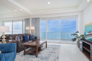 Condo, várias camas, sacada, vista para o oceano (Encantame Towers Velero 402) | Área de estar | TV de tela plana 42 polegadas com canais digitais