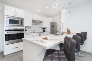 Condo, várias camas, sacada, vista para o oceano (Encantame Towers Velero 402) | Cozinha privada | Mesas de jantar