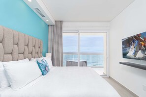 Condo, várias camas, sacada, vista para o oceano (Encantame Towers Velero 402) | 2 quartos, individualmente decorados, individualmente mobiliados