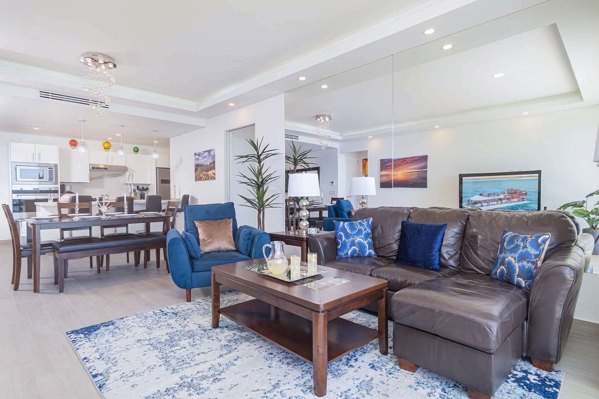 Apartamento, varias camas, balcón, vistas al mar (Encantame Towers Velero 402) | Zona de estar | Televisión de pantalla plana de 42 pulgadas con canales digitales