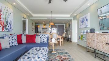 Condo, varias camas, balcón, vista al océano (Encantame Towers Verano 802) | Área de sala de estar | Televisión de pantalla plana de 42 pulgadas con canales digitales