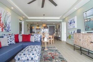 公寓客房, 多張床, 露台, 海景 (Encantame Towers Verano 802) | 客廳 | 42 吋平面電視連數碼電視頻道