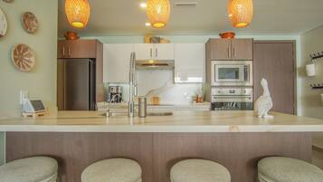 Condo, nhiều giường, ban công, quang cảnh biển (Encantame Towers Verano 802) | Bếp riêng | Bàn ăn