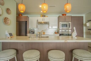 Kondominium, Beberapa Tempat Tidur, balkon, pemandangan samudra (Encantame Towers Verano 802) | Dapur pribadi | Meja makan