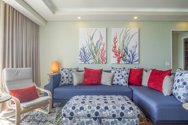 公寓式客房, 多张床, 阳台, 海洋景观 (Encantame Towers Verano 802) | 起居区 | 42-英寸纯平电视（配备数码频道）